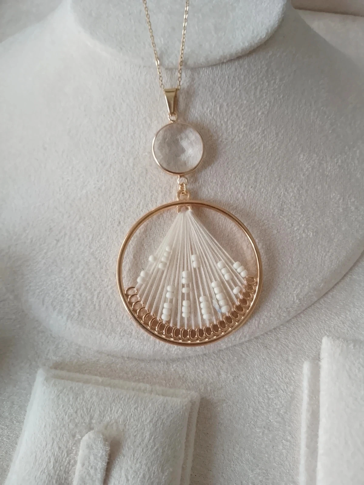 Collier cristal de roche et cercle tissé/ perlé